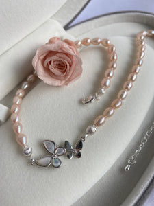 Pinky Pearly necklace